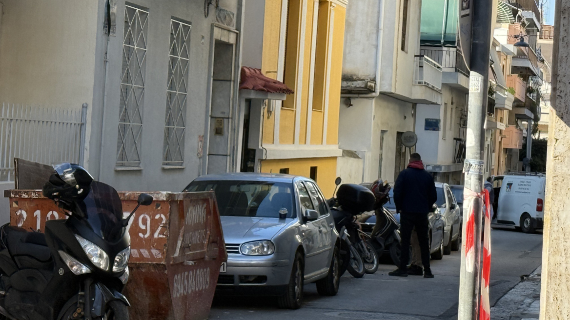 Θρίλερ στον Κολωνό: Σε εξέλιξη οι έρευνες στο σπίτι της 31χρονης εγκύου, το έχουν κάνει φύλλο και φτερό οι αστυνομικοί
