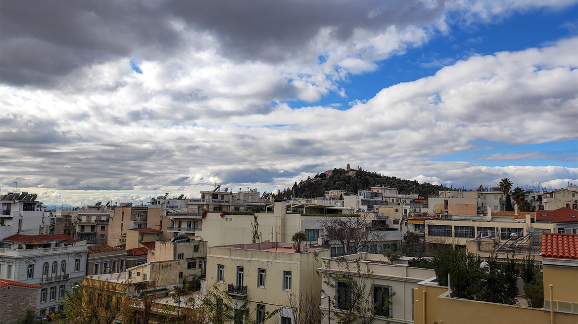 Καιρός: Υψηλές για την εποχή θερμοκρασίες σήμερα και τοπικές βροχές - Πότε έρχεται ξανά το κρύο