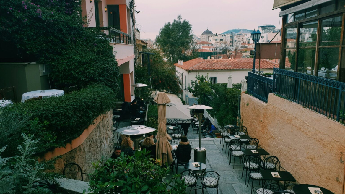 Ένας περίπατος στην Πλάκα, την ωραιότερη και πιο γραφική συνοικία της Αθήνας