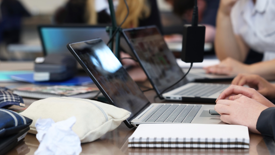 Αδύναμοι στη σύνθετη χρήση των υπολογιστών οι Έλληνες μαθητές - Τι έδειξε διεθνής έρευνα