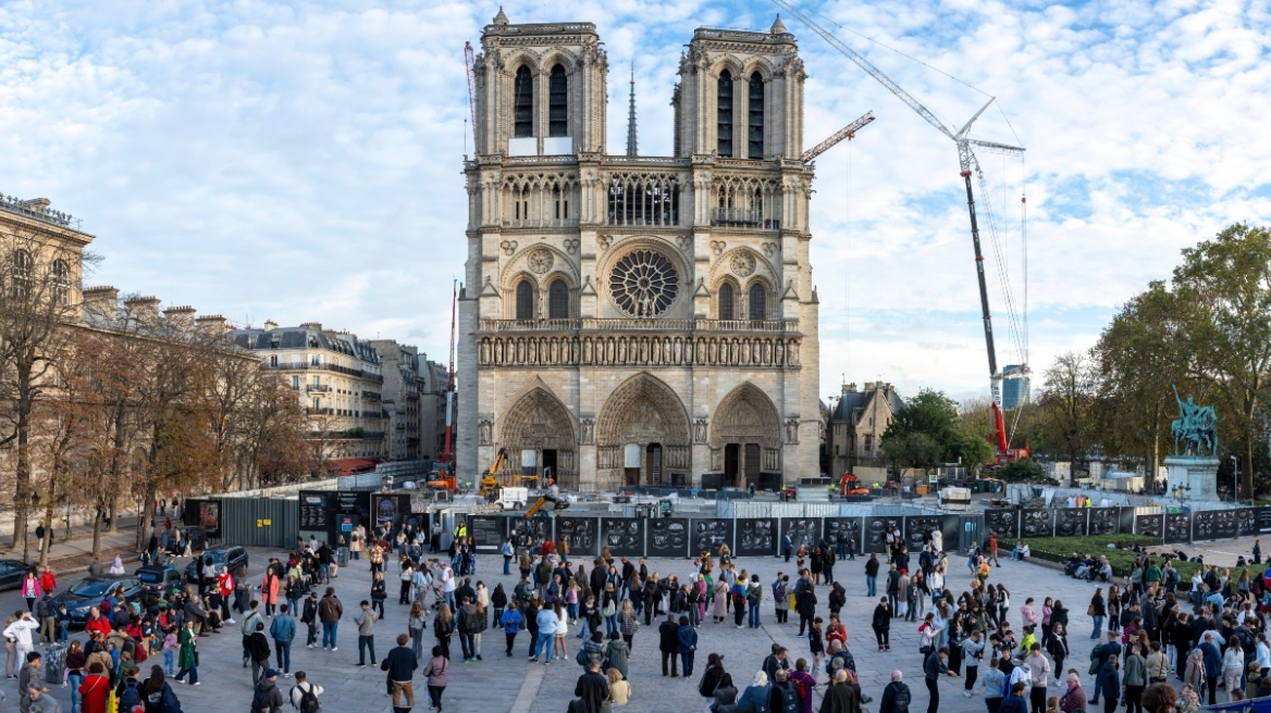 Γαλλία: Το άγαλμα της Παναγίας επέστρεψε στην Παναγία των Παρισίων εν αναμονή των εγκαινίων