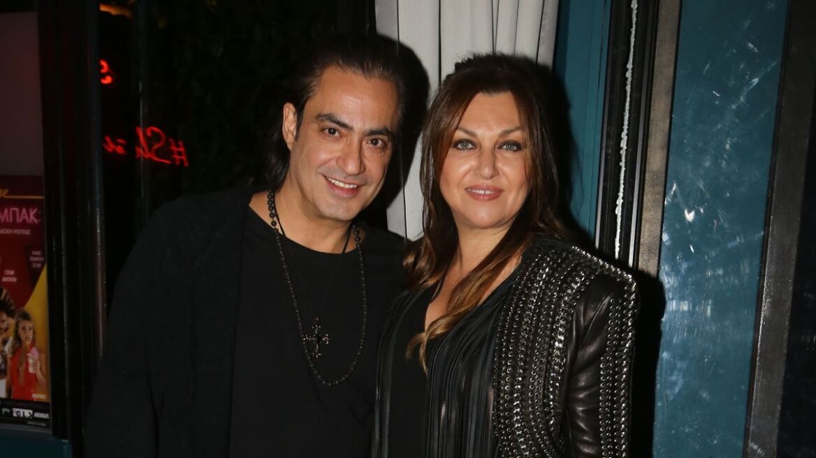 Ο Σχοινάς έστειλε κόκκινα τριαντάφυλλα στη Γαρμπή για τα 28 χρόνια κοινής τους πορείας - «Ένας ιππότης για την Καιτούλα» σχολίασε η τραγουδίστρια