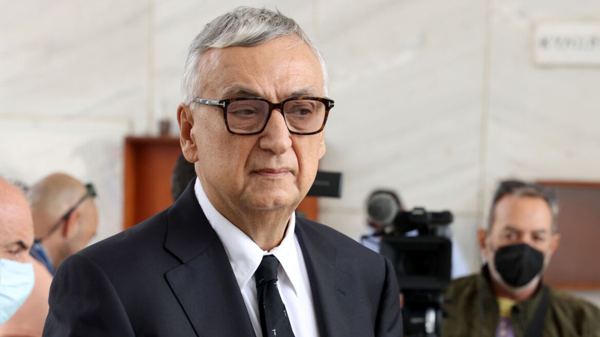 Δημήτρης Σούρας: Πραγματοποιήθηκε το εξάμηνο μνημόσυνο - Έκλαιγαν αγκαλιασμένες η γυναίκα του και η κόρη του