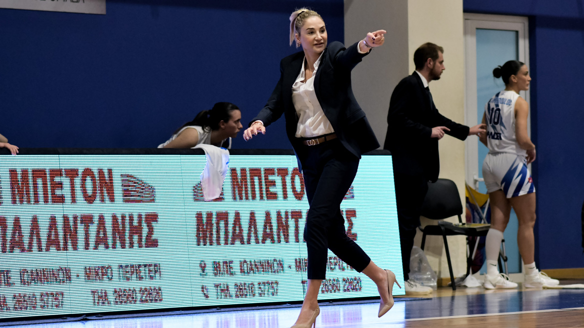 Σελέν Ερντέμ: Ντεμπούτο με ήττα στον πάγκο του ΠΑΣ Γιάννινα, με γόβες και κοστούμι η Τουρκάλα 