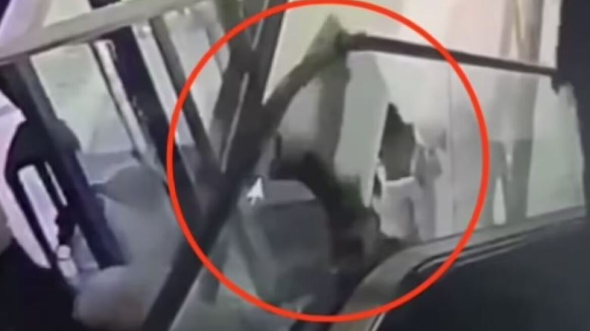 Κίνα:  Γλίστρησε στις κυλιόμενες σκάλες εμπορικού κέντρου και έπεσε στο κενό