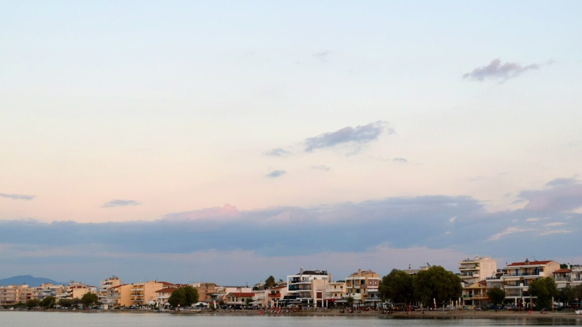 Μία μεζονέτα προς πώληση στην Άνω Περαία 