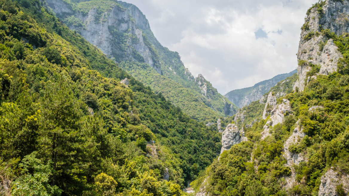 Πεζοπορία στο Φαράγγι του Ενιπέα: Aνάμεσα σε καταρράκτες και ορθοπλαγιές