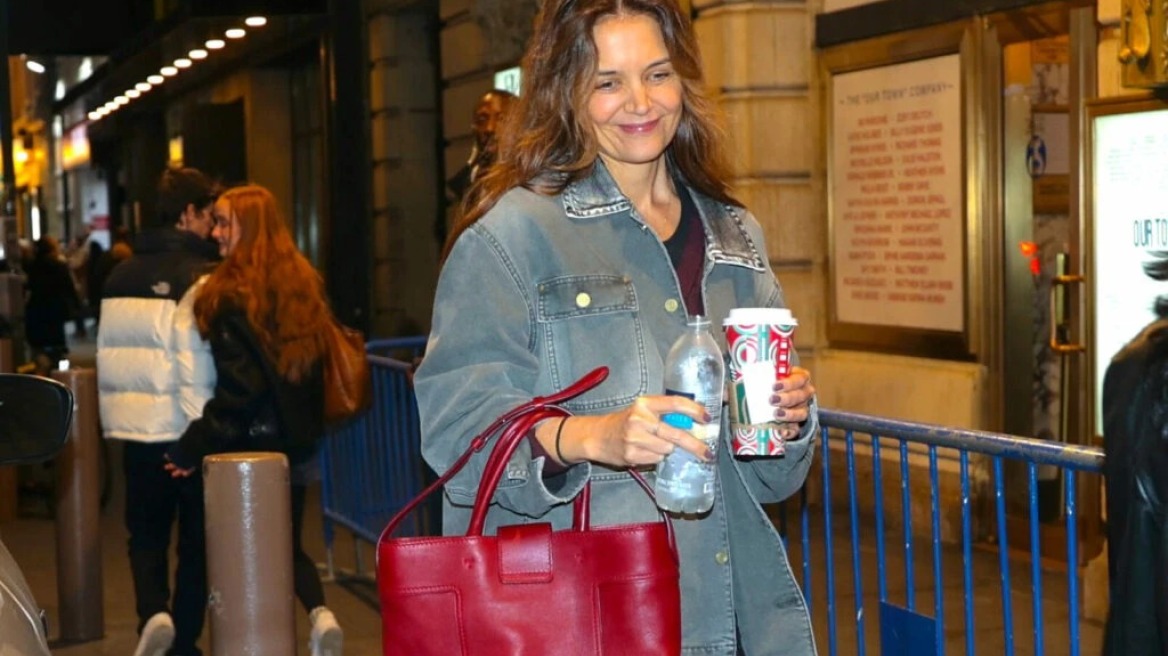 Η Κέιτι Χολμς συνδυάζει σατέν φόρεμα με Mary Janes