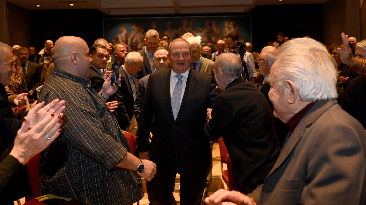 Παράλληλες πορείες για Μαξίμου και Καραμανλή - Καρφιά εναλλάξ με τον Σαμαρά