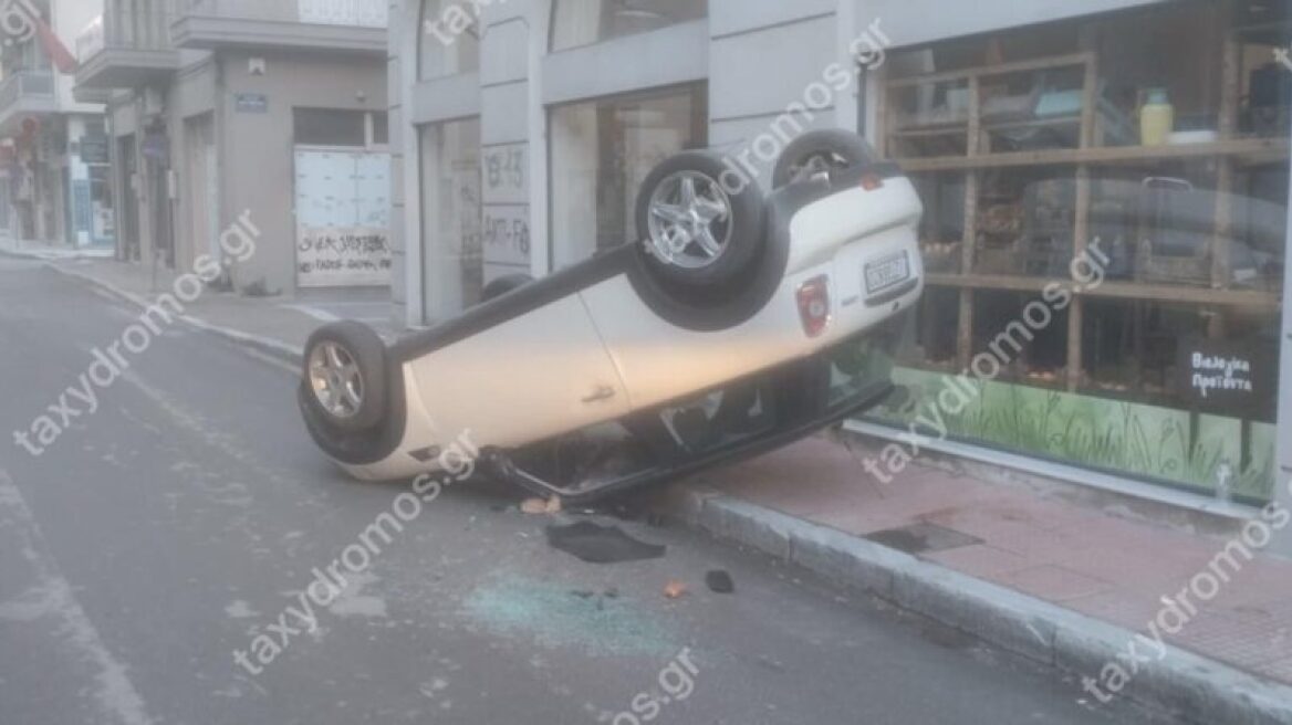 Τροχαίο στον Βόλο - ΙΧ προσέκρουσε σε πεζοδρόμιο και αναποδογύρισε, δείτε φωτογραφίες