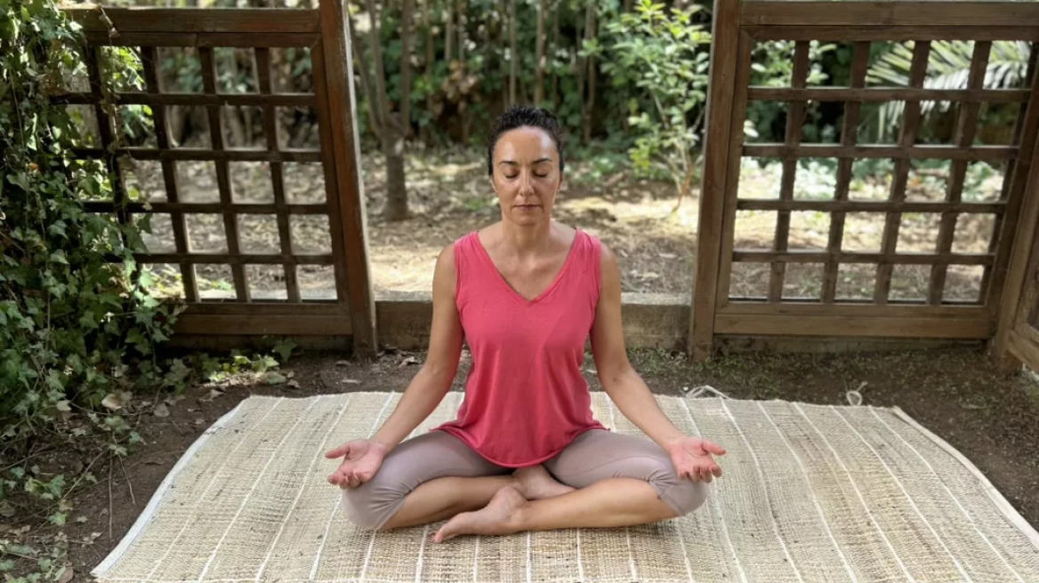 Στρες: Οι δυναμικές στροφές της σπονδυλικής στήλης που το καταπολεμούν – Δείτε βίντεο