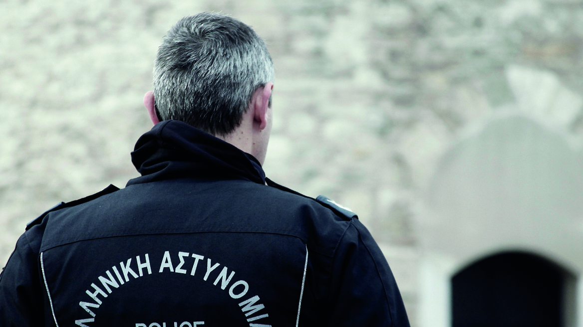 Προφυλακιστέος ο αστυνομικός της Βουλής που κατηγορείται για τον βιασμό των παιδιών του