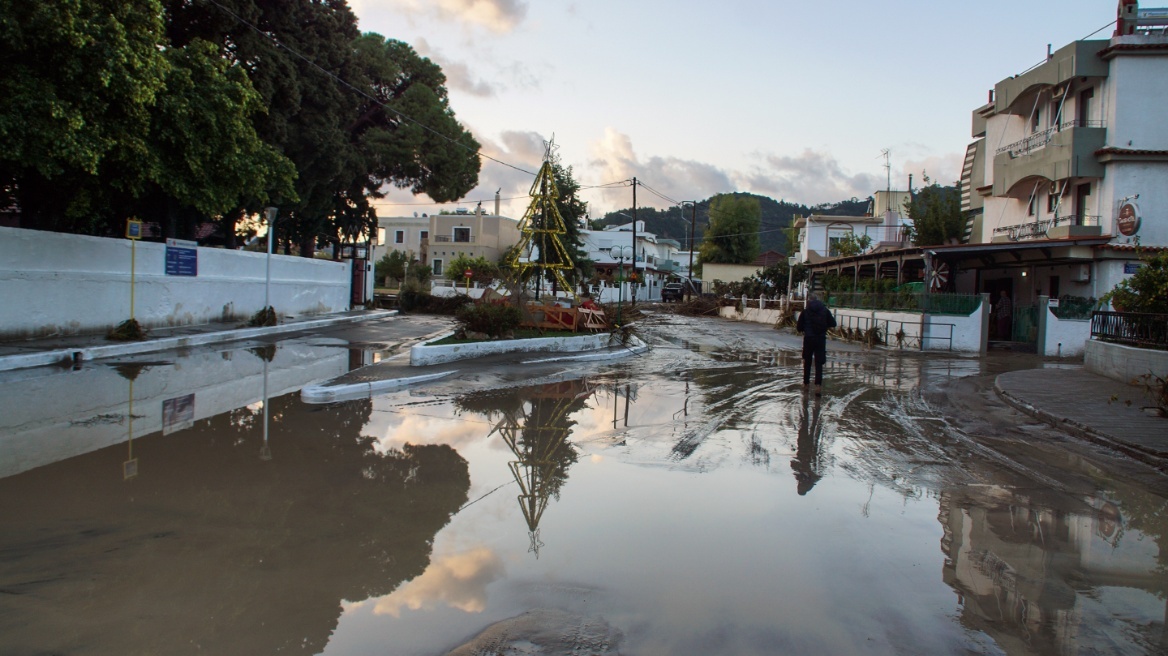 Καιρός: Εξασθενεί σήμερα η κακοκαιρία  «Bora», έρχεται νέο βαρομετρικό χαμηλό με βροχές και καταιγίδες - Πού θα «χτυπήσουν» 