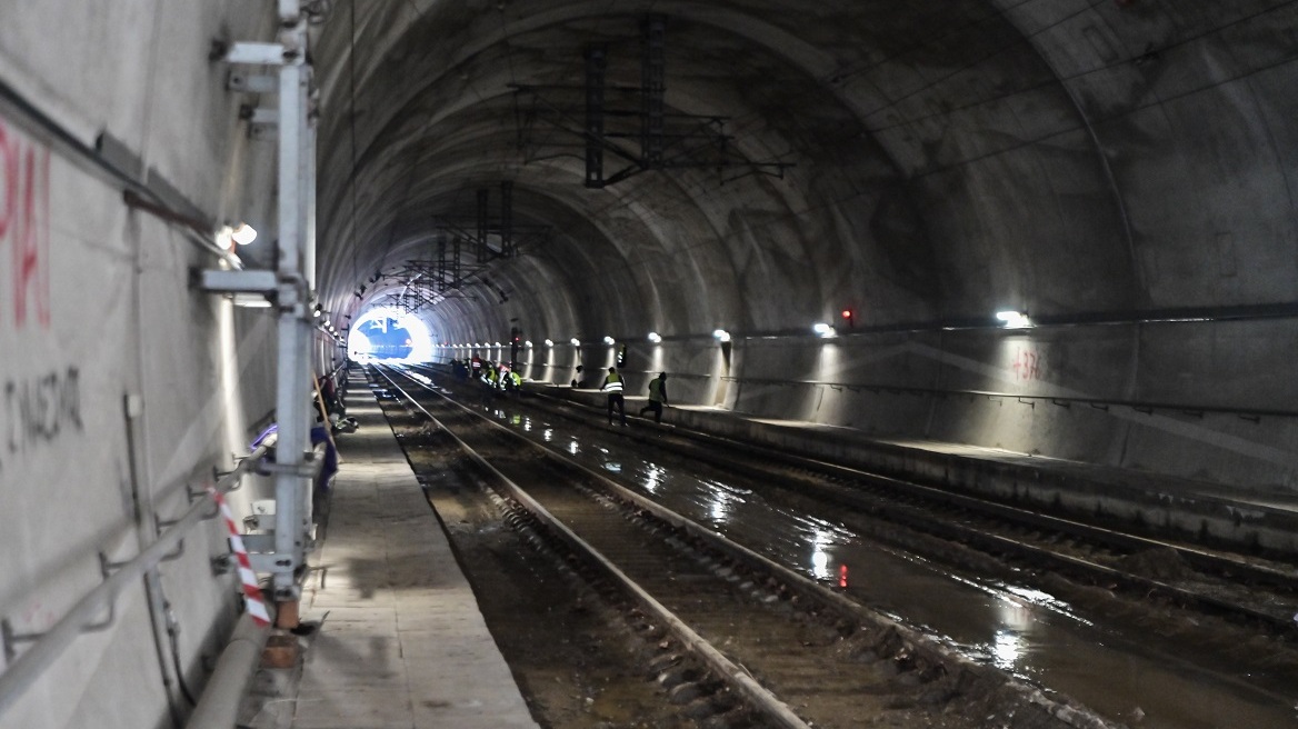 ΟΣΕ: Συνεχίζεται ο καθαρισμός της σιδηροδρομικής γραμμής στη σήραγγα των Τεμπών