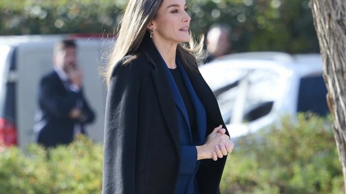 Η βασίλισσα Λετίσια αντιμετωπίζει τον κρύο καιρό με loafers και κάλτσες