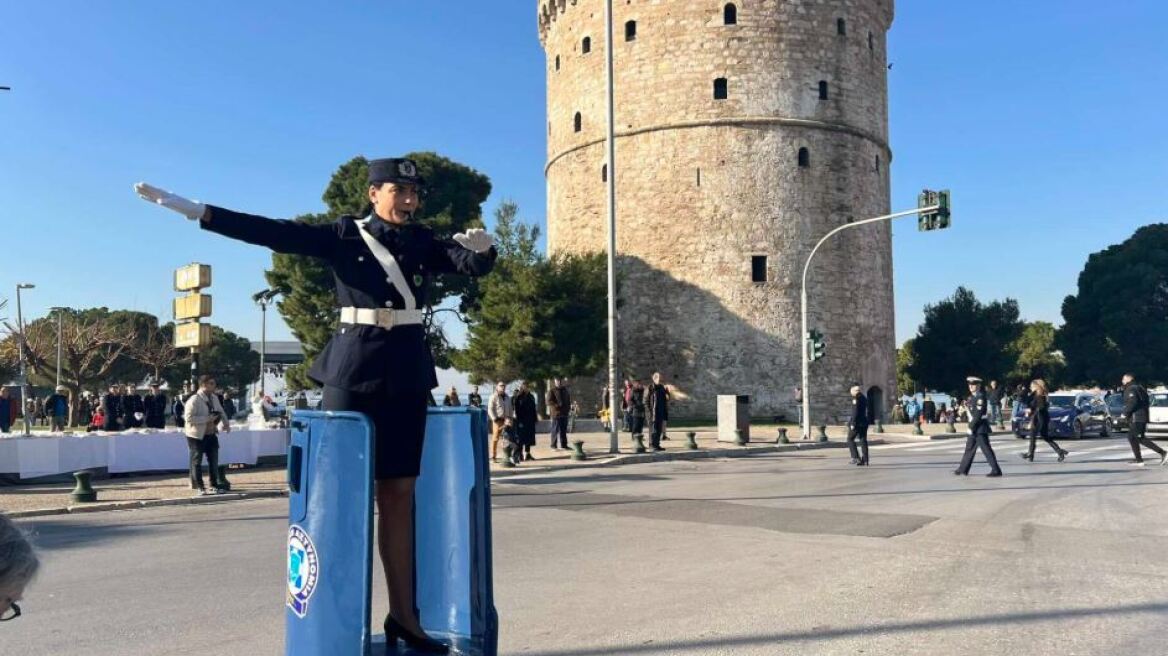 Θεσσαλονίκη: Τροχονόμοι πήραν ξανά θέση στο «βαρέλι» μπροστά στον Λευκό Πύργο