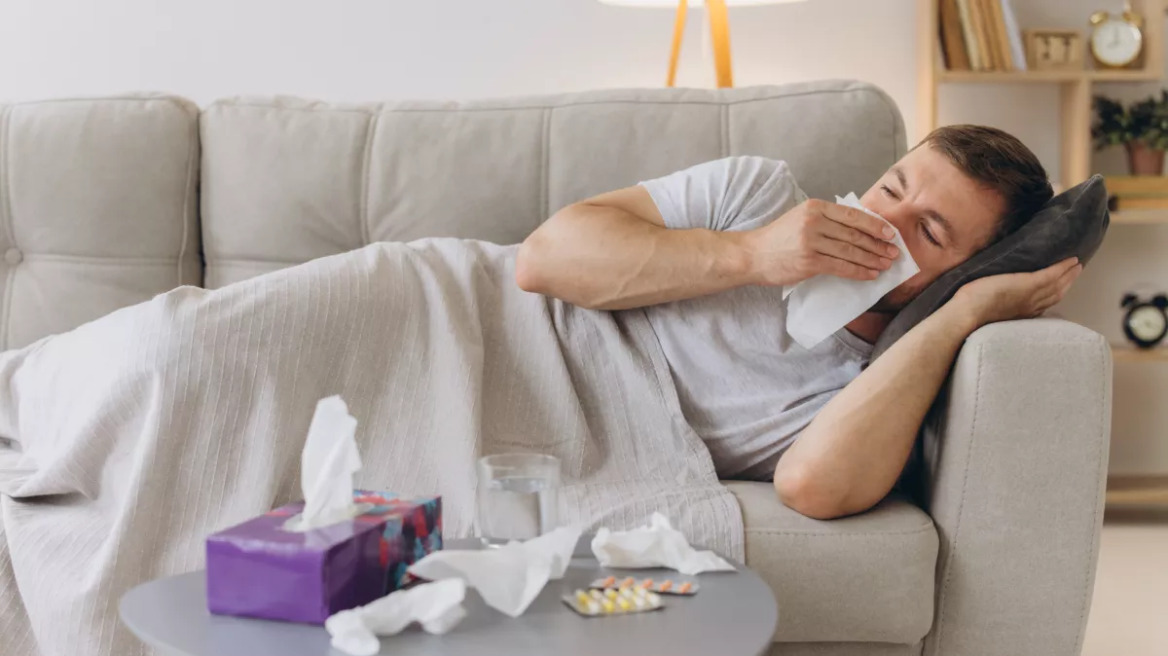 Έξαρση ιώσεων: Στο στόχαστρο της γρίπης έφηβοι και 50χρονοι – Τι δείχνουν τα στοιχεία