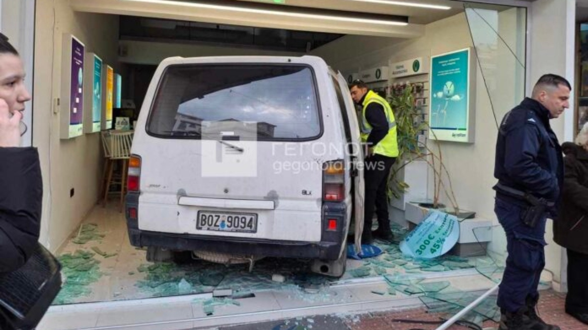 Τροχαίο δυστύχημα στον Βόλο: Οδηγός έπαθε ανακοπή και έπεσε πάνω σε κατάστημα