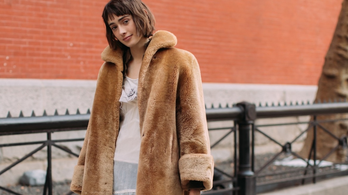 Οι πιο φρέσκοι τρόποι να φορέσουμε denim σύμφωνα με το street style