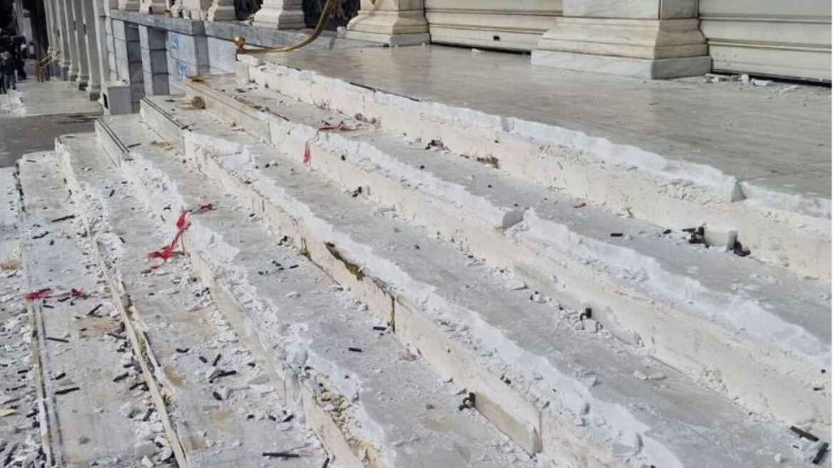 Εικόνες καταστροφής από το κέντρο της Αθήνας - Δείτε τα μάρμαρα ξενοδοχείου που ξήλωσαν οι κουκουλοφόροι