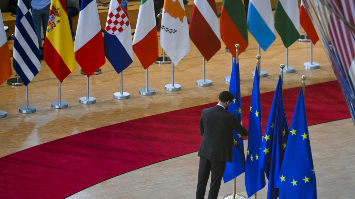 Δύσκολες ισορροπίες στην Σύνοδο Κορυφής στις Βρυξέλλες - Οι πρόθυμοι για ευρωστρατό, η Ουκρανία και οι διαφωνίες