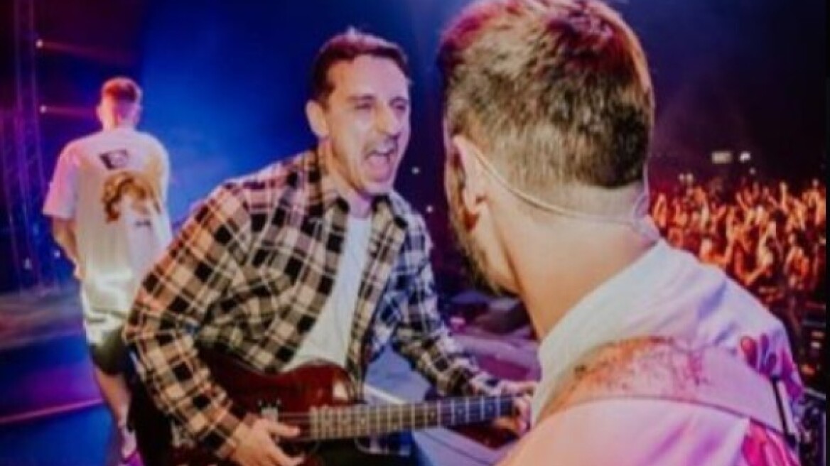 Γκάρι Νέβιλ: Τα... έσπασε ως μπασίστας σε ροκ συναυλία 