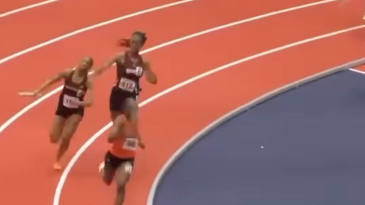 ΗΠΑ: Απίστευτο περιστατικό σε αγώνα λυκείων - Δρομέας χτύπησε συναθλήτρια στο κεφάλι με τη σκυτάλη
