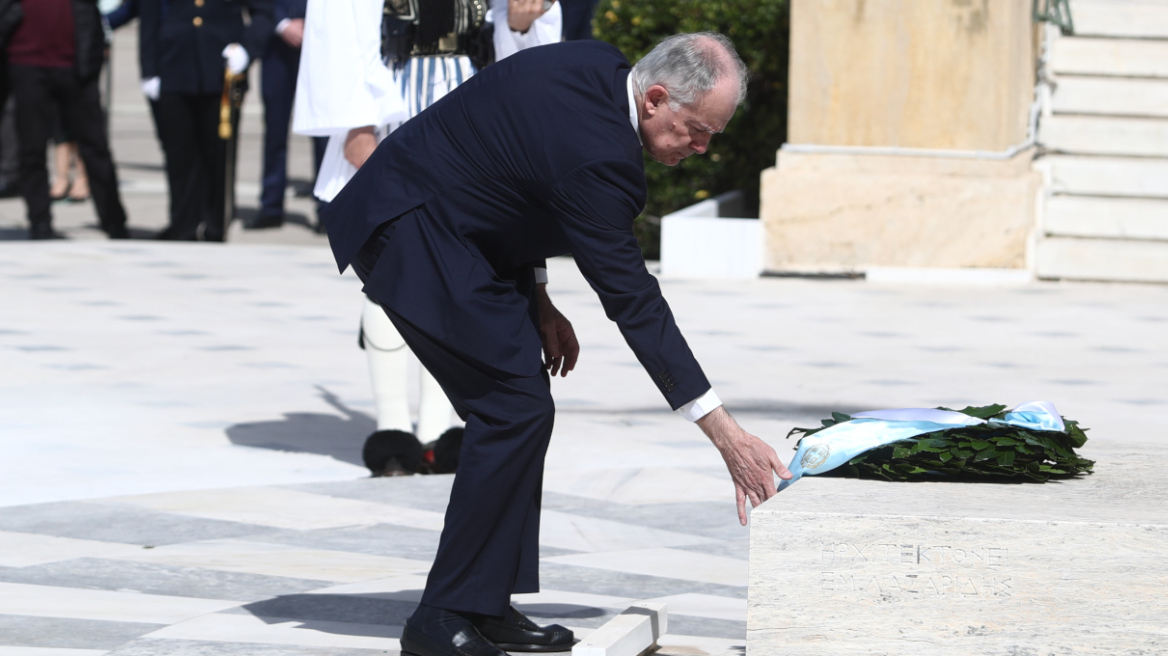 Κωνσταντίνος Τασούλας: Ο όρκος στο Σύνταγμα και οι υπογραφές σε τέσσερις παπύρους - Το τελετουργικό