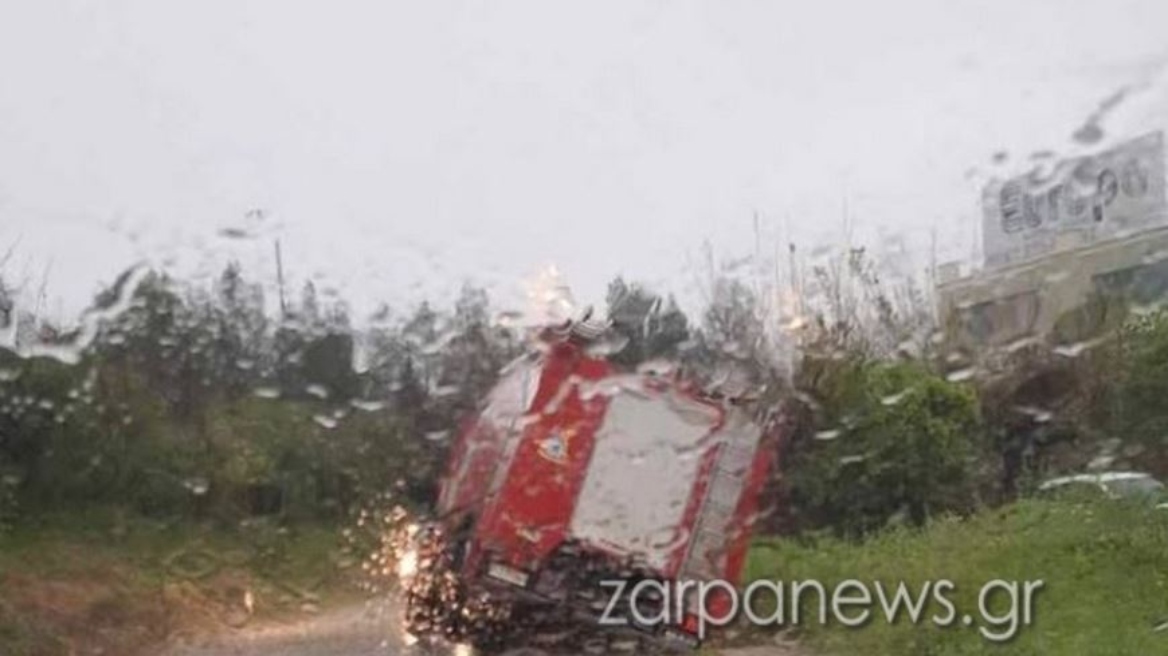 Όχημα της πυροσβεστικής στα Χανιά έπεσε σε χαντάκι, λόγω της κακοκαιρίας  - Απεγκλωβίστηκαν οδηγοί