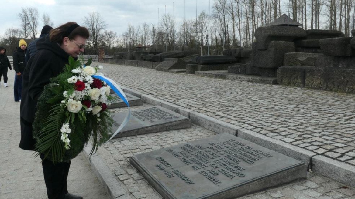 Η Λίνα Μενδώνη τίμησε τη μνήμη των Ελλήνων Εβραίων θυμάτων του Άουσβιτς