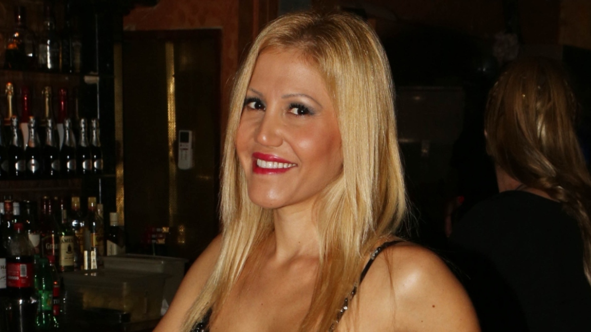 Η Άννα Φλωρινιώτη μίλησε για τη δουλειά της σε ταμείο κομμωτηρίου και τις δύσκολες στιγμές μετά τον θάνατο του αδερφού και του πατέρα της