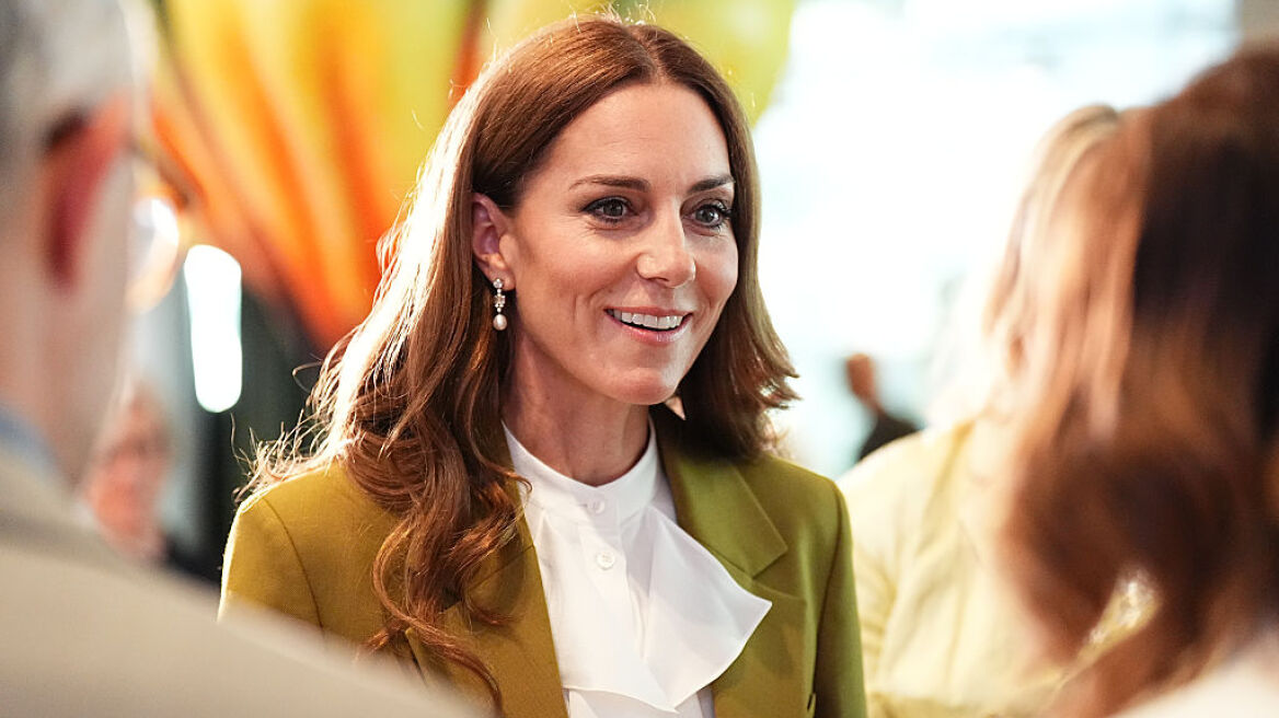 H Kate Middleton συνδύασε ένα λαδί κοστούμι με κοσμήματα που κρύβουν ένα βαθύτερο συναισθηματικό νόημα
