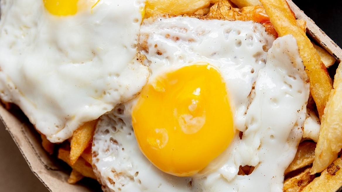 Στάκα με αυγά και πατάτες τηγανητές για γεύση καλοκαιριού από την άνοιξη