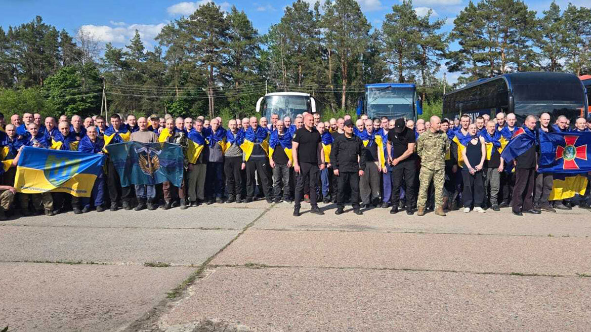 Οι πρώτες φωτογραφίες από την ανταλλαγή κρατουμένων Ουκρανίας και Ρωσίας - Αιχμάλωτοι πολέμου και πολίτες