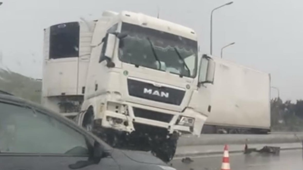 Θεσσαλονίκη: Τροχαίο ατύχημα με νταλίκα στο Δερβένι