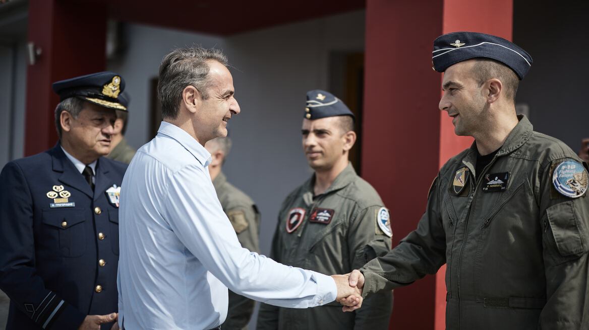 Στην 111 Πτέρυγα Μάχης όπου υπηρέτησε ο Μητσοτάκης - Οι συνομιλίες με τους πιλότους και η πρόσκληση για πτήση με μαχητικό