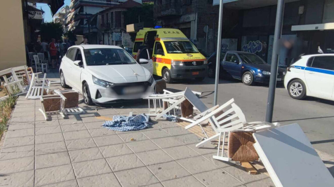 Αγρίνιο: Αυτοκίνητο ανέβηκε σε πεζοδρόμιο και «σάρωσε» τραπεζοκαθίσματα