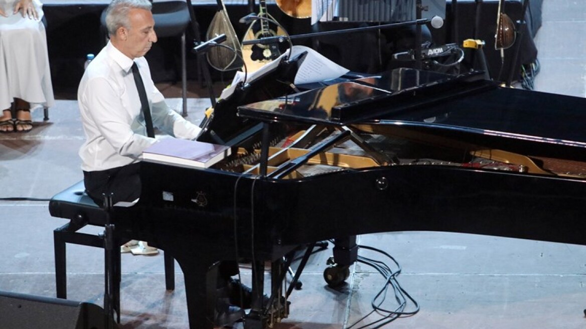 Μίνως Μάτσας: Επιστροφή στο Ηρώδειο με ρεμπέτικο, φάντο και μπλουζ 