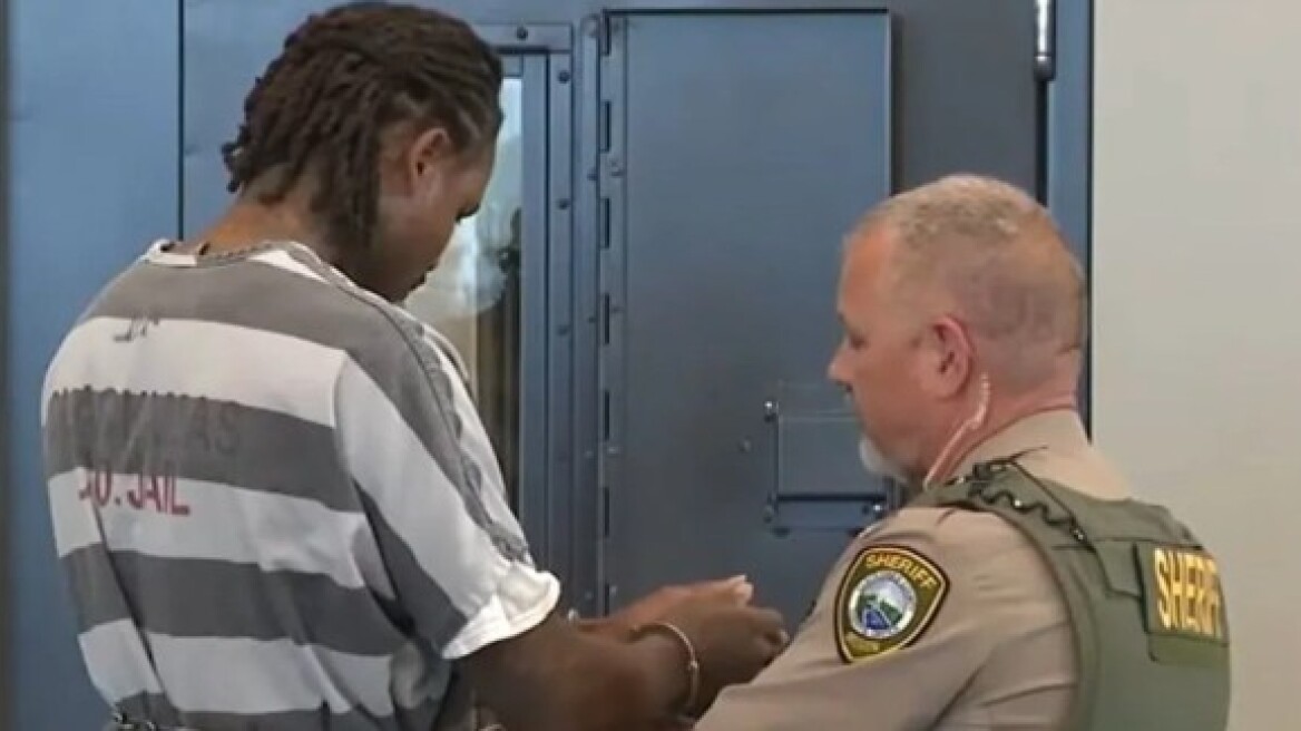 Με τα ρούχα της φυλακής και χειροπέδες οδηγήθηκε στο κελί του ο πρώην παίκτης της ΑΕΚ, ΜάκΛεμορ - Βίντεο 