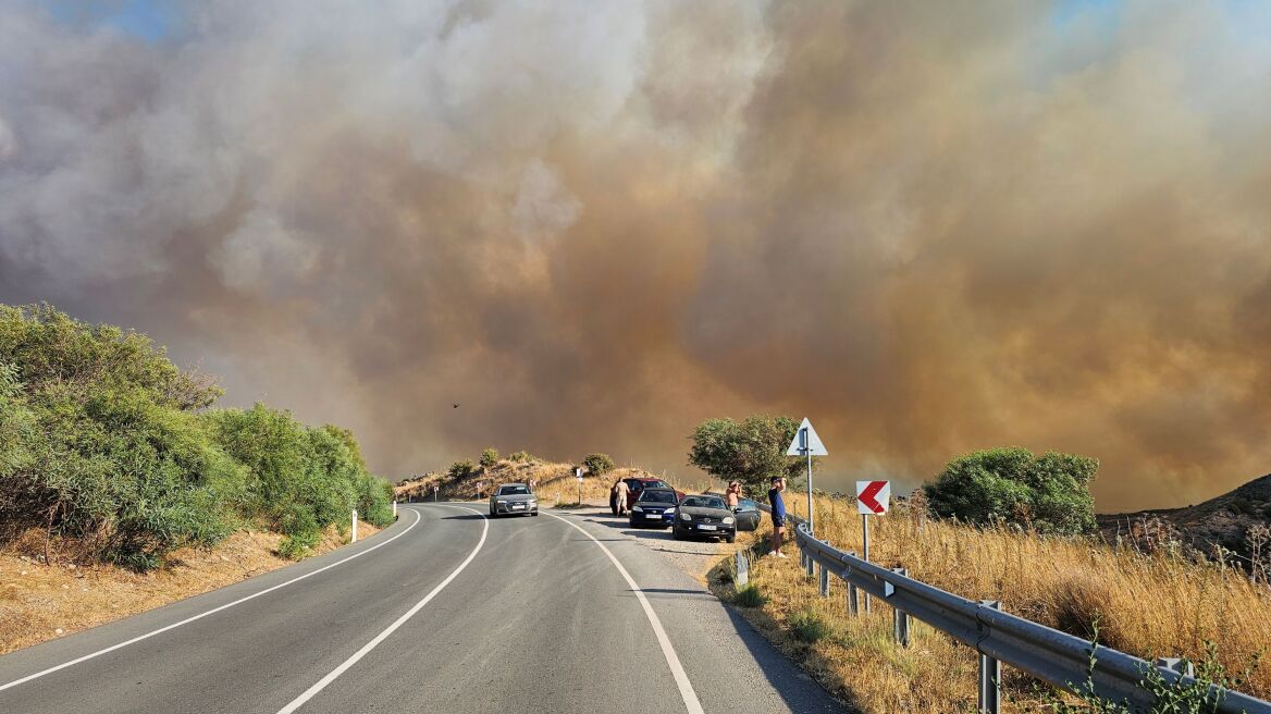 Μεγάλες φωτιές απειλούν χωριά της Λεμεσού και της Πάφου, εκκενώθηκαν κατασκηνώσεις και σπίτια - Δείτε βίντεο