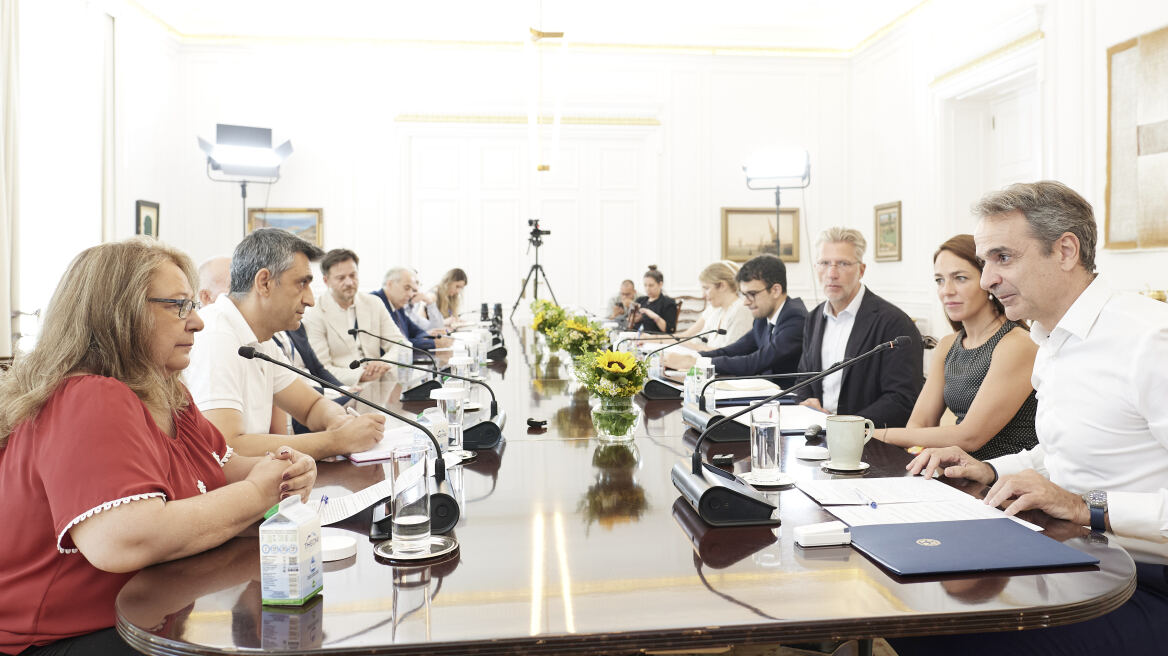 Συνάντηση Μητσοτάκη με εκπροσώπους ΑμεΑ: Ενισχύεται με εθνικούς πόρους το πρόγραμμα «Προσβασιμότητα κατ’ οίκον»