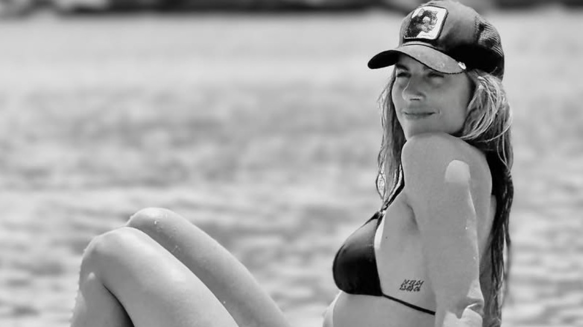 Η Ντορέττα Παπαδημητρίου πόζαρε «on the rocks» σε παραλία της Ίου - Δείτε φωτογραφίες