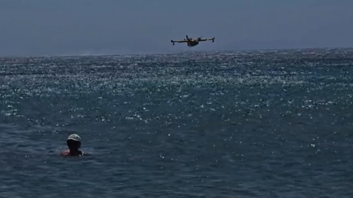 Μπάνιο με τα Canadair στην Ανάβυσσο - Ανεφοδιάζονται μπροστά στους λουόμενους, δείτε βίντεο