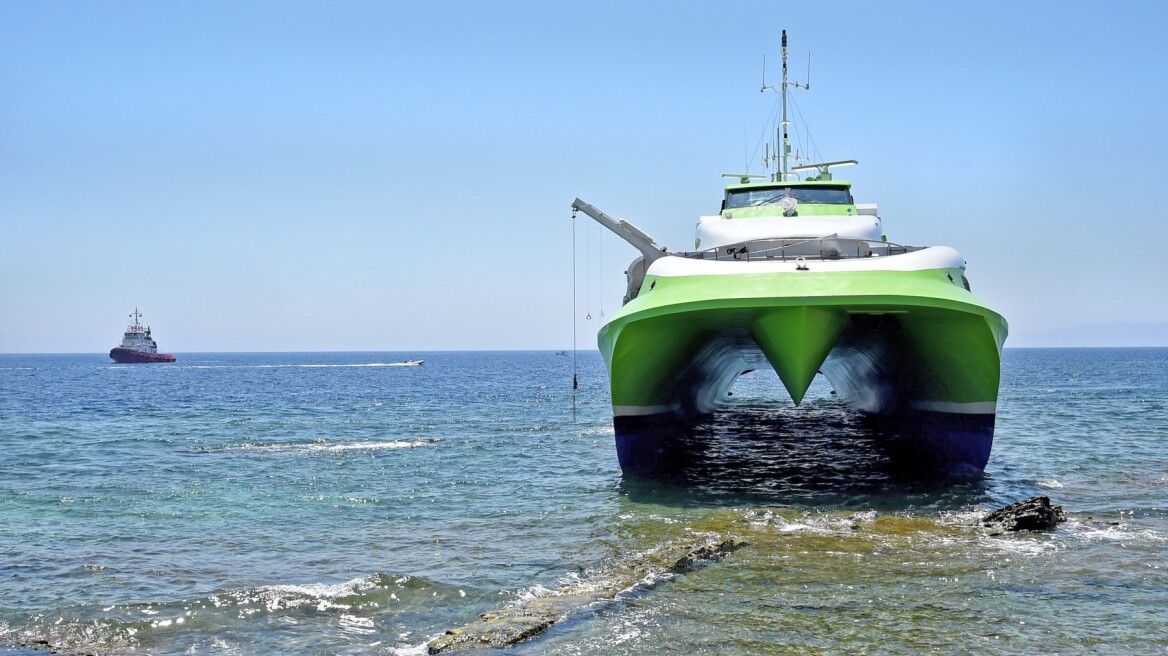 Μηχανική βλάβη στο Flying Cat III πριν τον απόπλου από τον Πειραιά - Ταλαιπωρία για τους 340 επιβάτες

