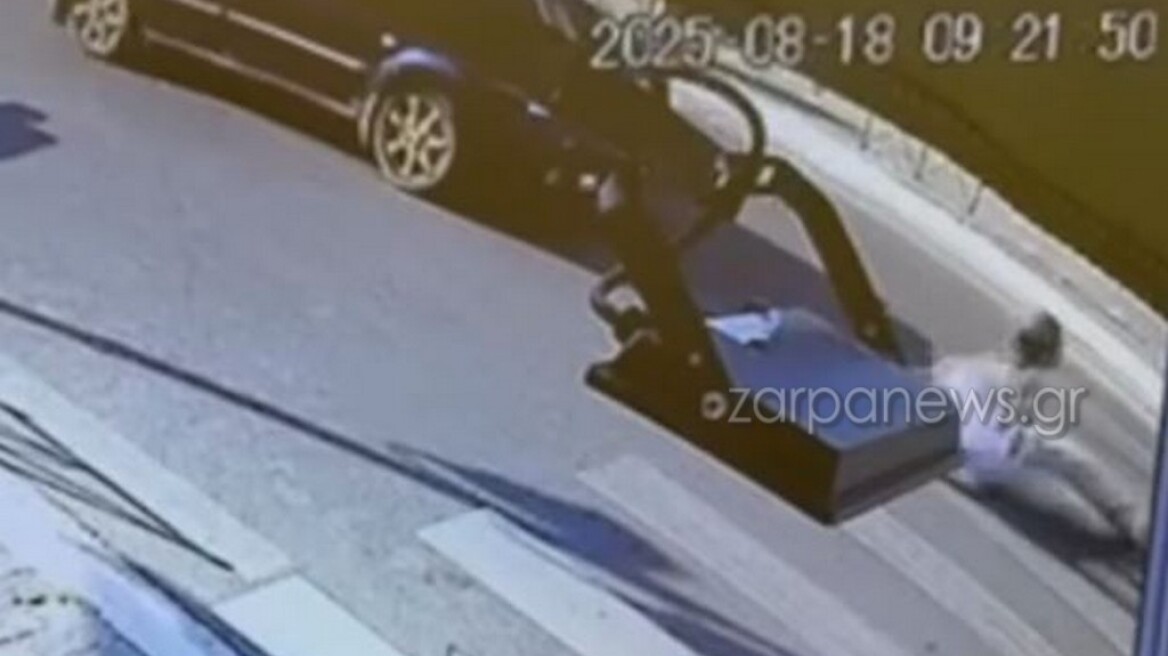 Η στιγμή που αυτοκίνητο παρέσυρε πεζό στον Πλατανιά Χανίων και τον πέταξε μακριά – Δείτε βίντεο
