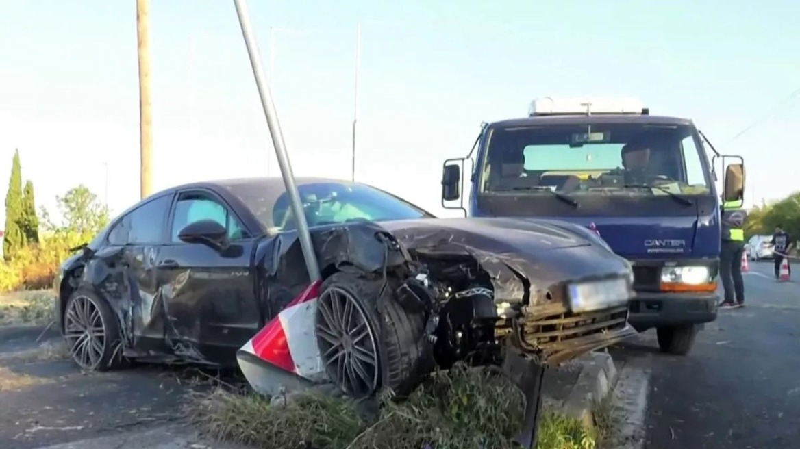 Θεσσαλονίκη: Porsche παρέσυρε αυτοκίνητο - Ο οδηγός της έσπασε την ηλιοροφή και εξαφανίστηκε, άφησε 2 τραυματίες