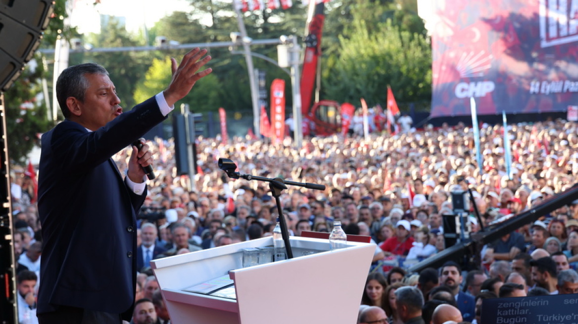 Δεκάδες χιλιάδες σε διαδήλωση του CHP στην Άγκυρα – «Ερντογάν, παραιτήσου» φώναζε το πλήθος
