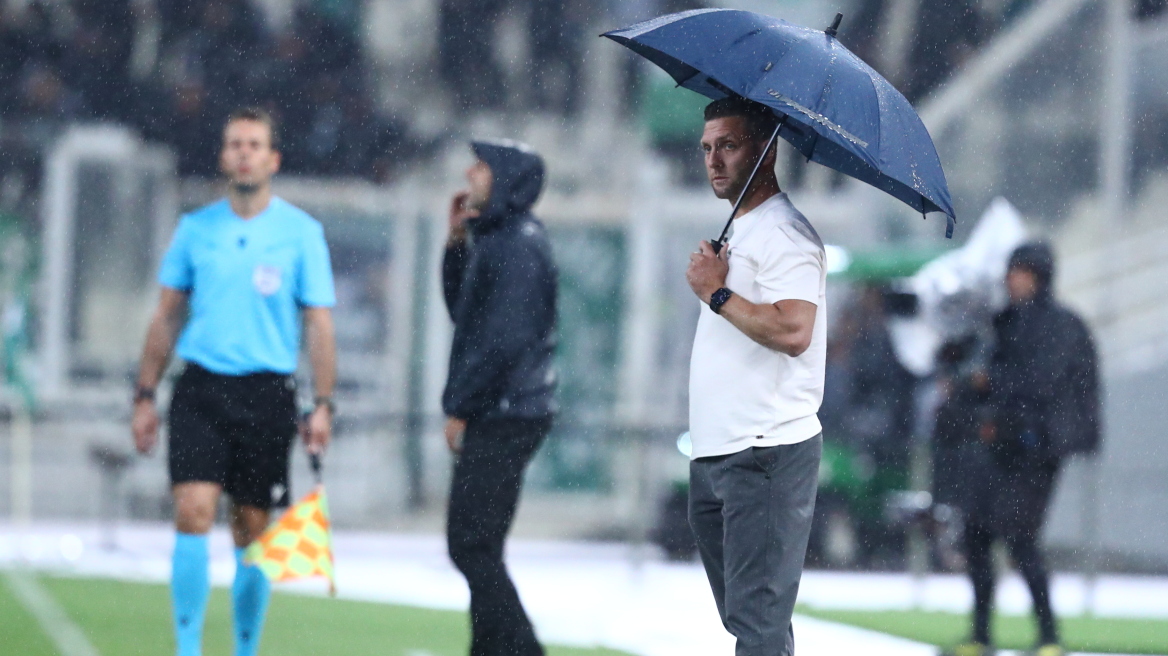 Άνοιξε ομπρέλα ο προπονητής της Γκόου Αχέντ Ιγκλς την ώρα του αγώνα με τον Παναθηναϊκό στο ΟΑΚΑ - Δείτε βίντεο