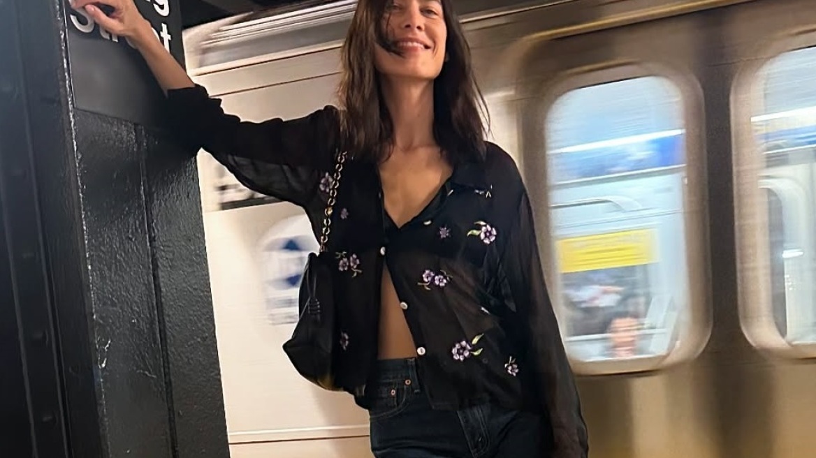 H Aλέξα Τσανγκ επαναφέρει τα skinny jeans στη ντουλάπα της
