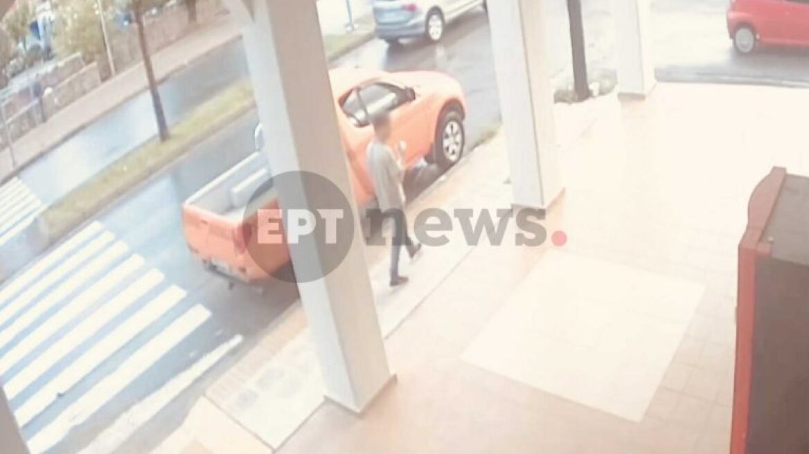 Φοινικούντα: Βίντεο δείχνει τον 22χρονο έξω από τα ΚΤΕΛ Καλαμάτας μετά το φονικό - Είχε υποστηρίξει ότι διέφυγε κολυμπώντας